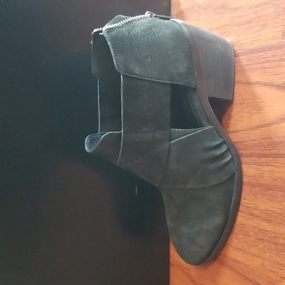 Eileen Fisher Suede Vero Cuoio Cutout Booties 7